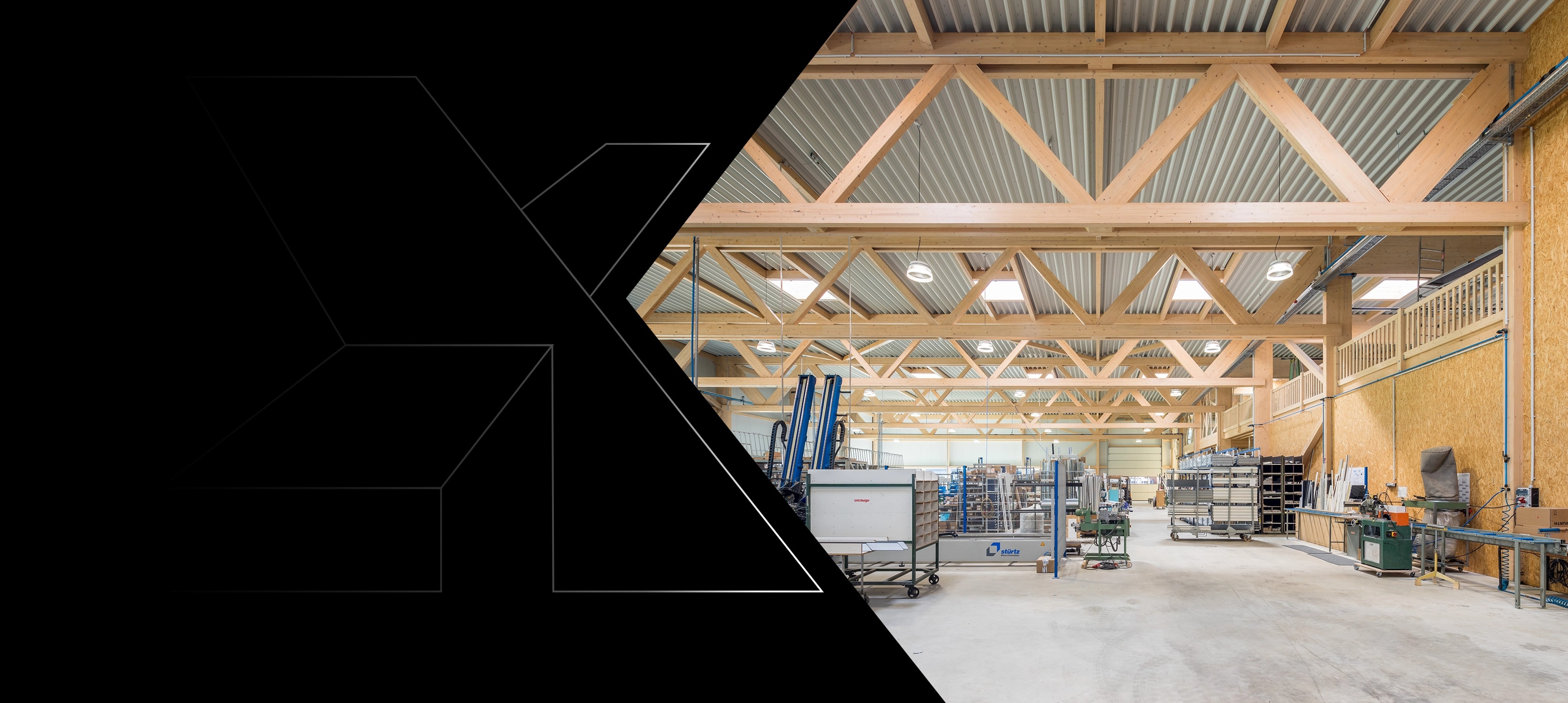 Halle industrielle en bois avec fermes treillis au-dessus de la production