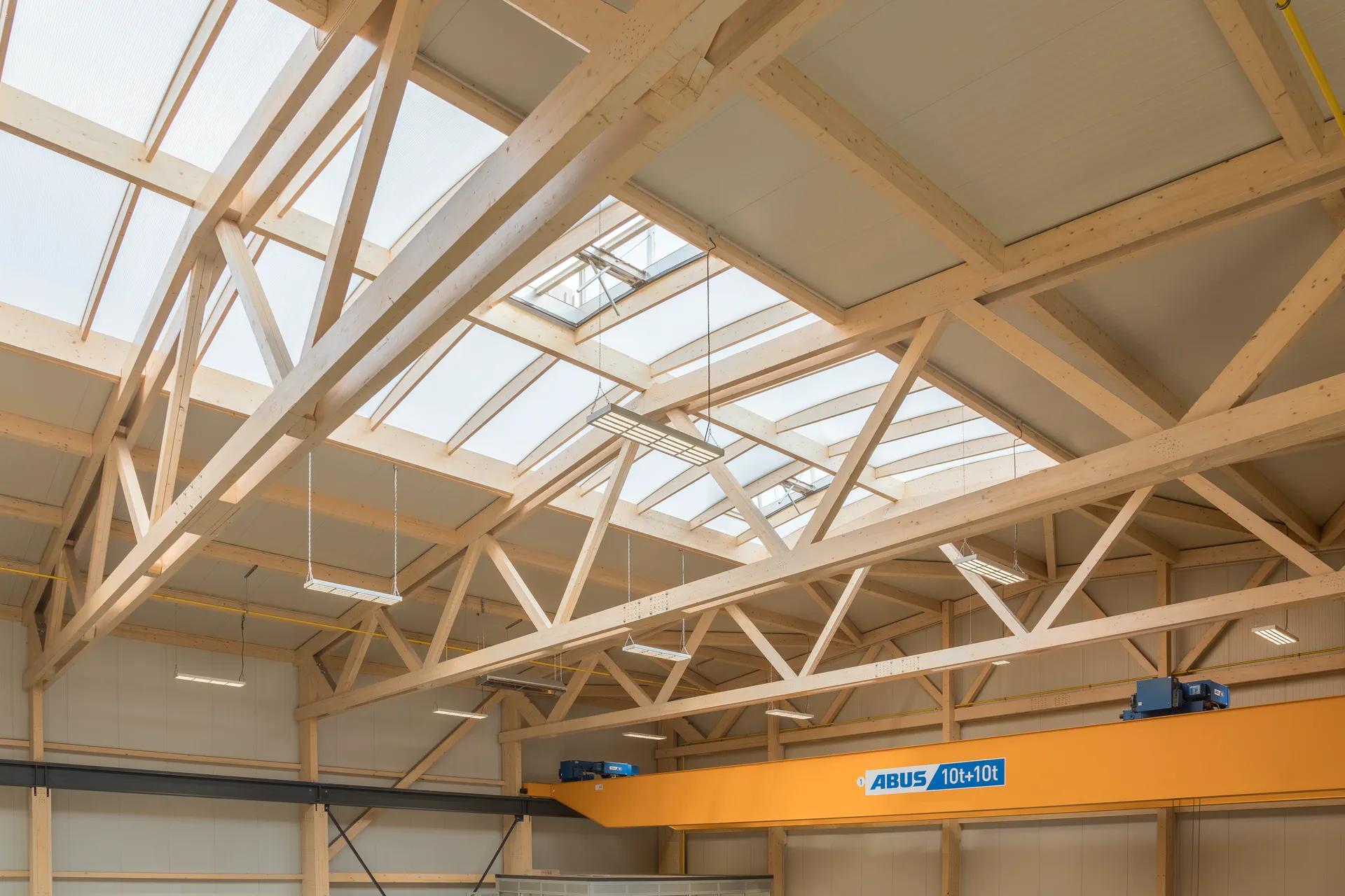 Halle industrielle en bois achevée, vue de l’extérieur