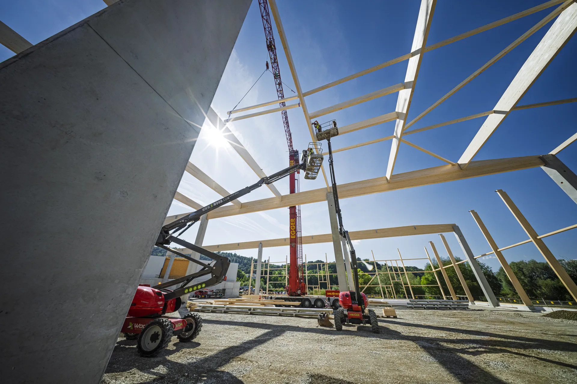 Assembled timber structure of a large X-Wood® hall on site