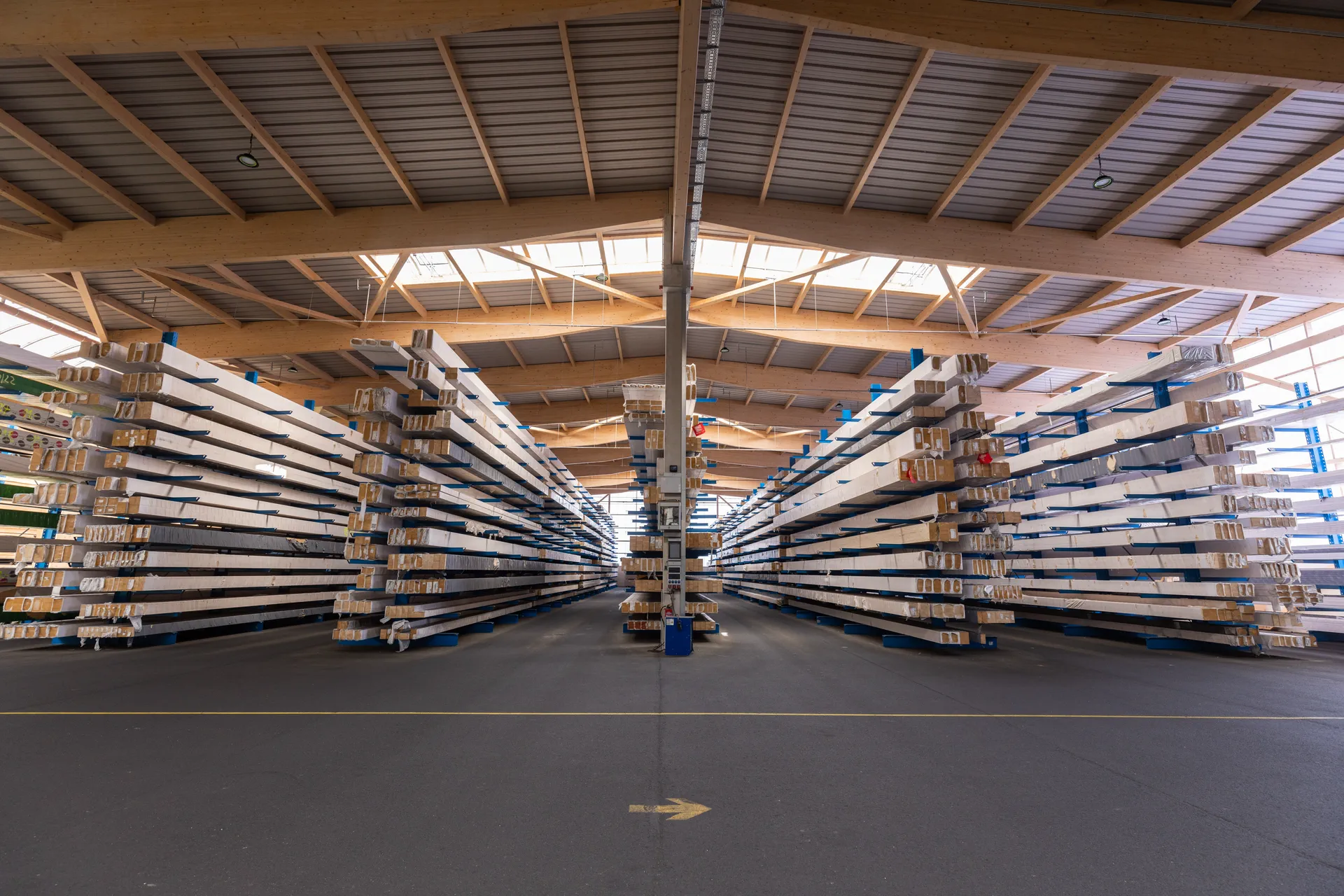 Timber storage hall with a column-free interior