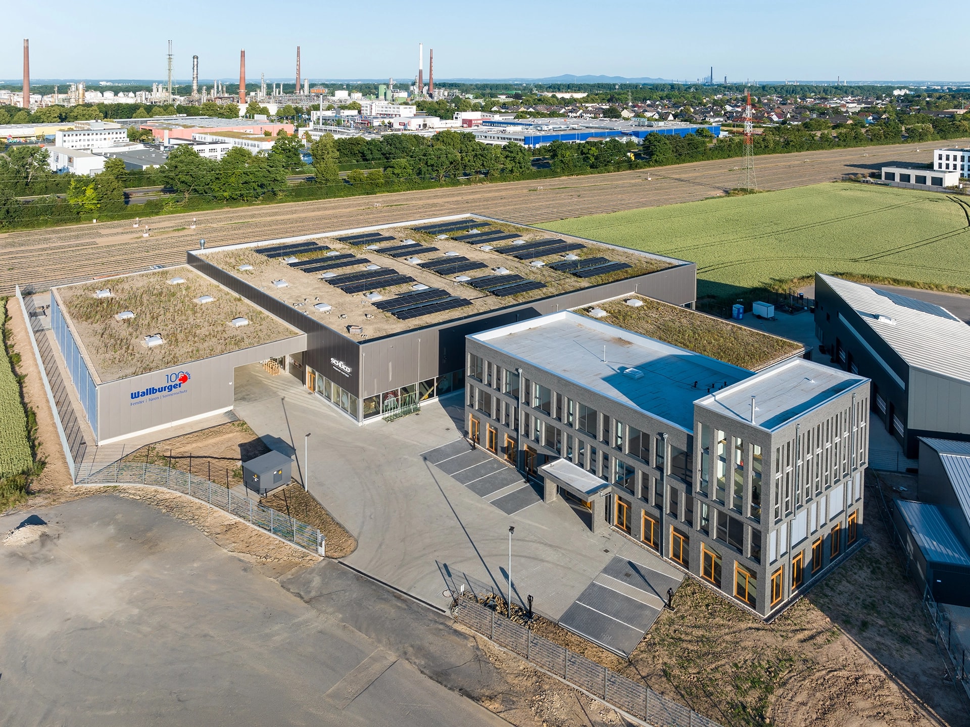 Timber halls built by X-Wood®, seen from outside and inside