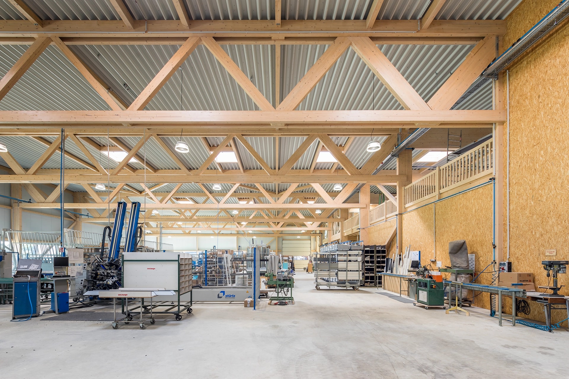 Timber industrial hall with an exposed structure