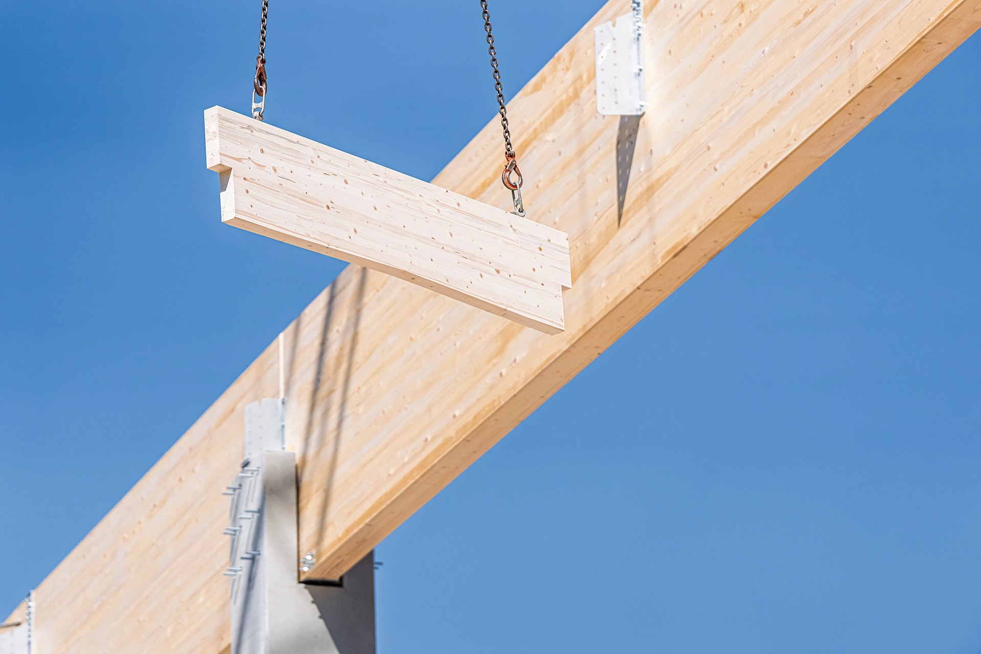 X-Wood® low-loader with prefabricated glulam beams in front of the site