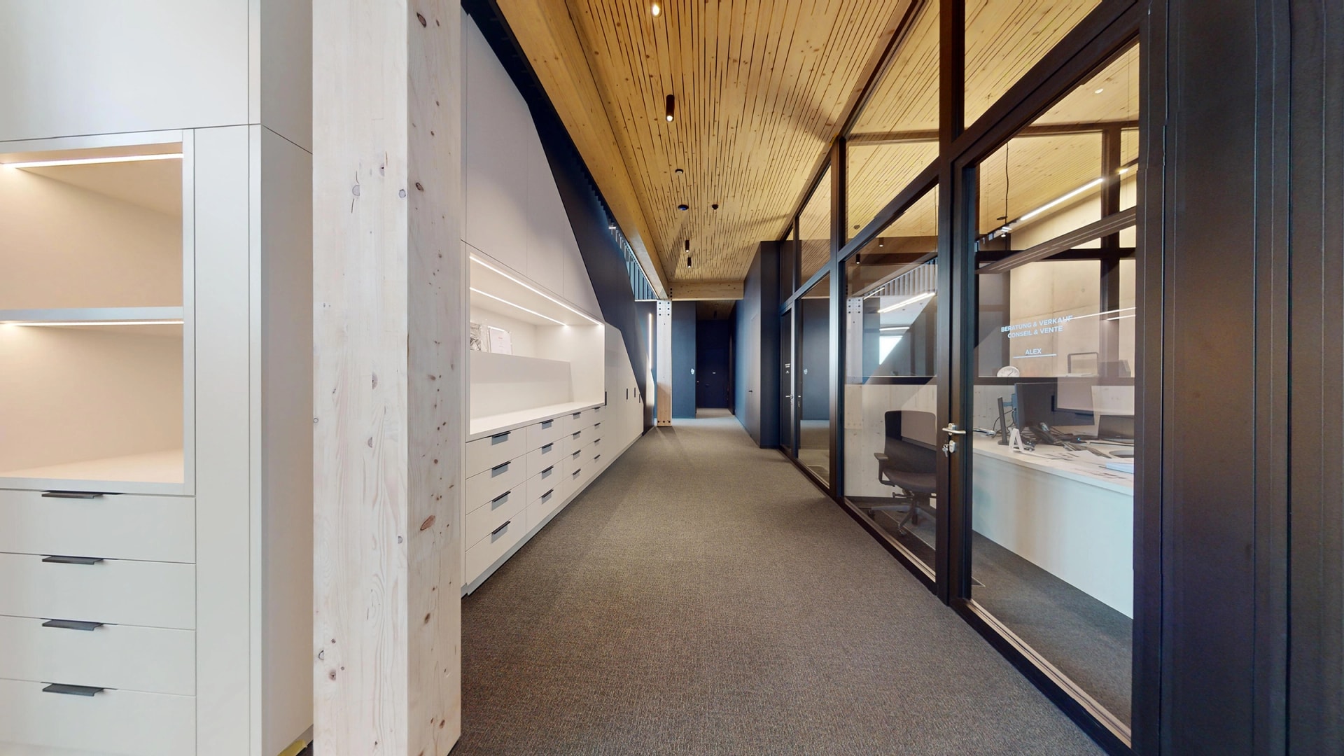 Bürogang in einer X-Wood®-Halle mit Holzdecke und verglasten Besprechungsräumen