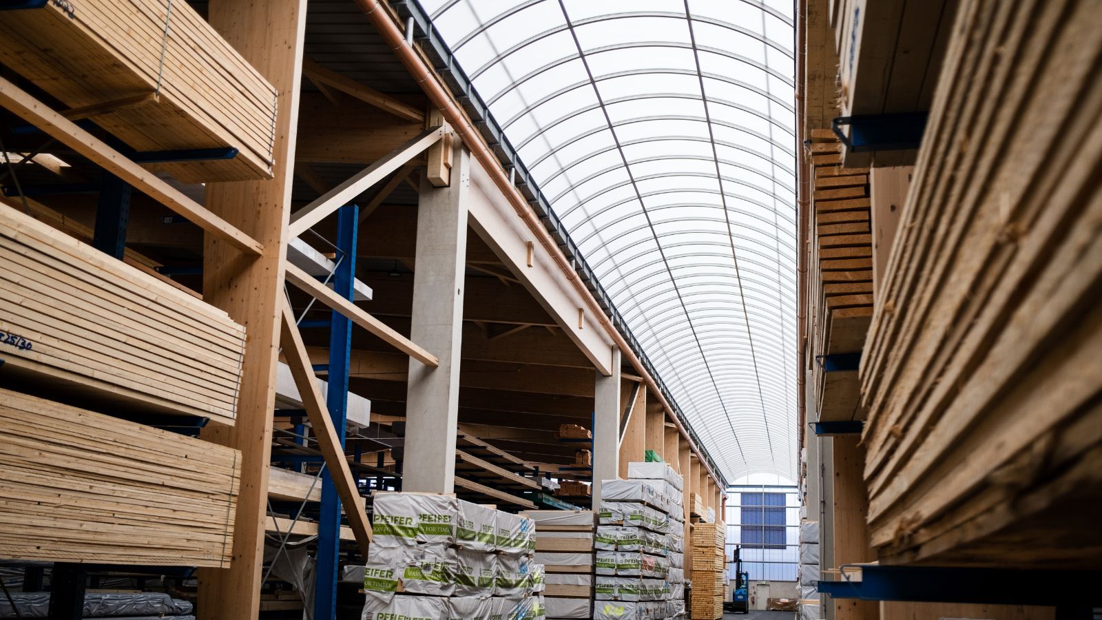 Natürlich beleuchtete Lagerhalle mit Lichtfirst und Holztragwerk