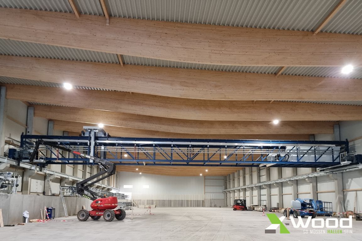 Holzhalle für Hilger Holz für ein automatisiertes Kommissionierungslager. Auf dem Bild sieht die Montage der Krananlage.