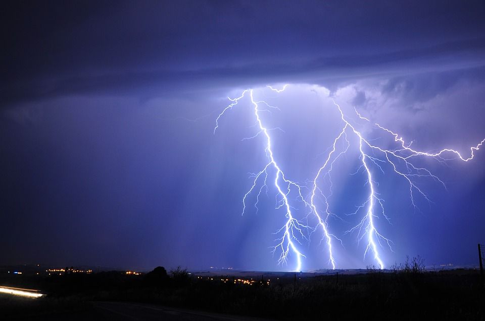 Blitzeinschlag bei Nacht