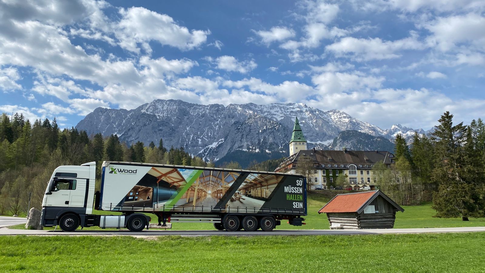X-Wood® LKW vor alpiner Kulisse in Schloss Elmau beim Aufbau des Briefing-Centers für den G7-Gipfel