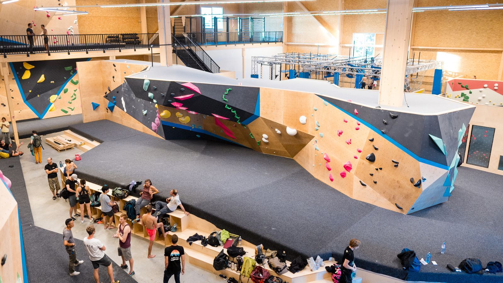 Blick auf die zentrale Boulderfläche mit Sportlern in der Boulderhalle Blocx in Luxemburg