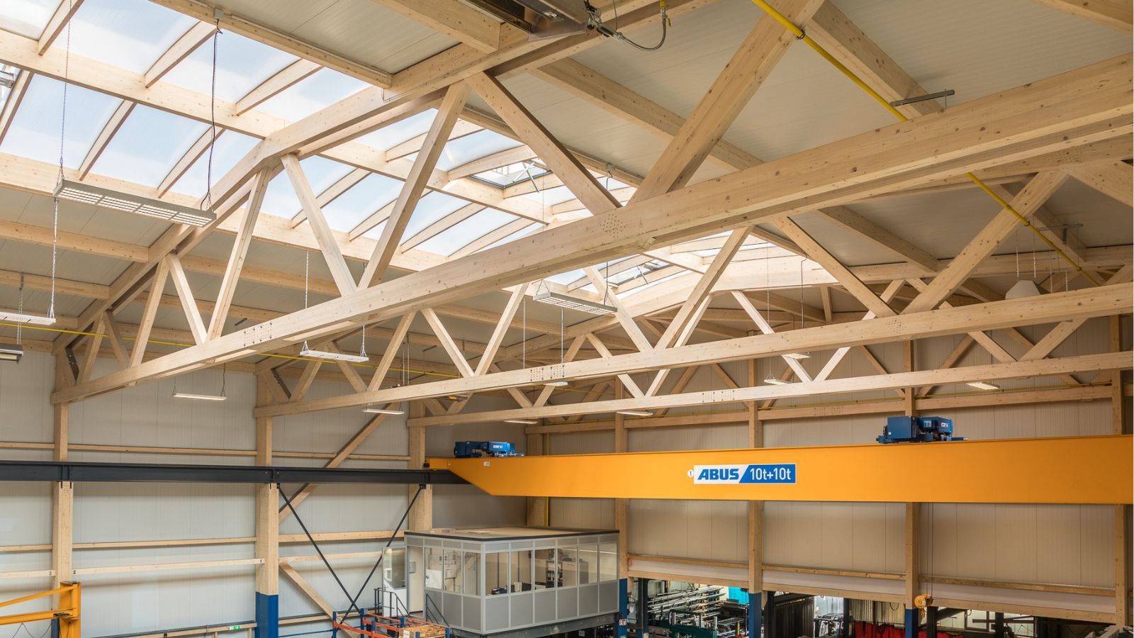 Holz-Fachwerkträger in der Produktionshalle von CFM Schiller in Roetgen mit Krananlage und Oberlichtern